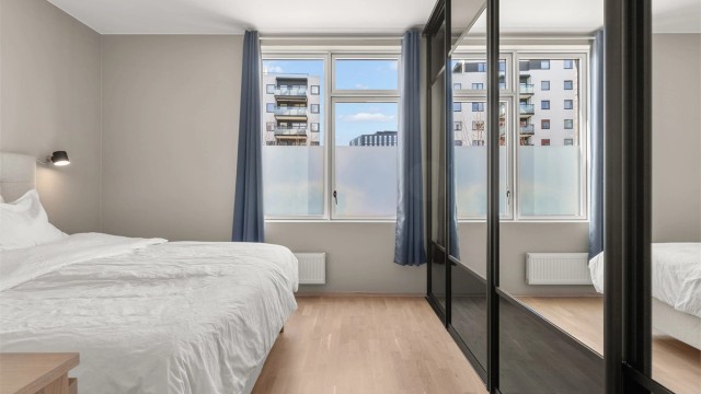 Hovedsoverommet har god plass til dobbeltseng og en romslig skyvedørsgarderobe.
