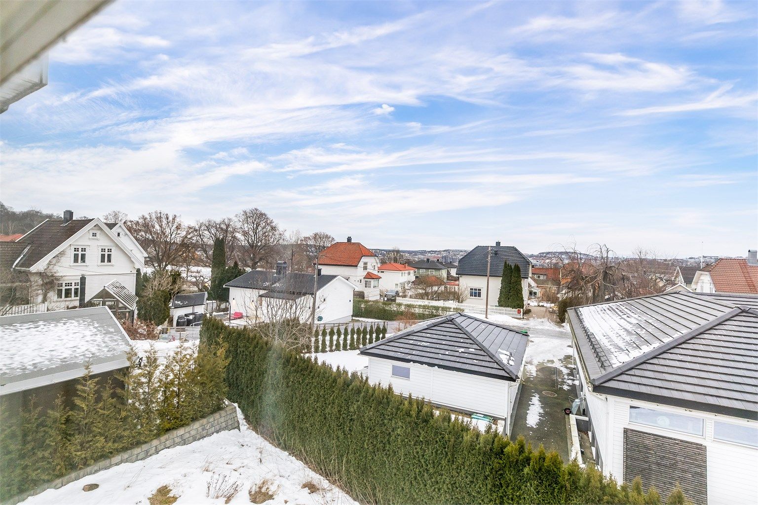 I stuens sees vid utsikt mot øst, blant annet over byen og helt til de grønne åsene i Mossemarka.