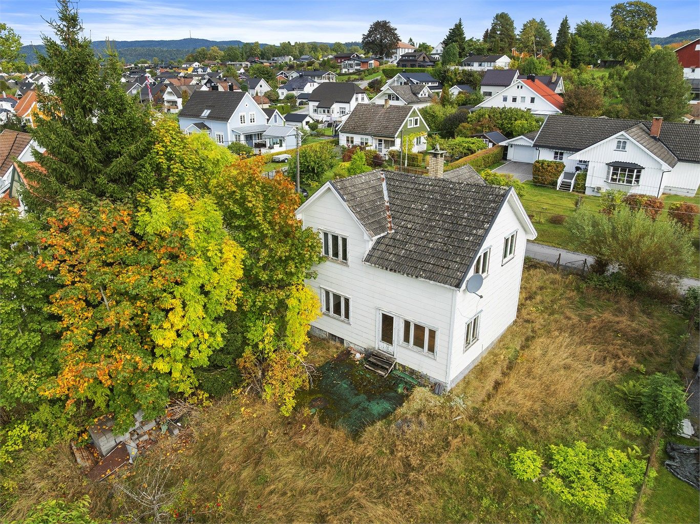 Utvendig har boligen en eldre hovedfasade kledd med eternittplater og tilbygg med liggende trekledning.