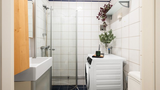Praktisk bad med innfellbar glassdusj og opplegg for vaskemaskin/tørketrommel.