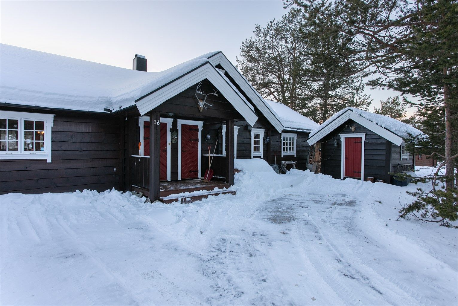 Det er oppført uthus i tilknytning til hytten på 11 kvm