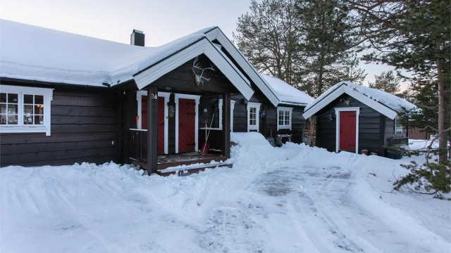 Det er oppført uthus i tilknytning til hytten på 11 kvm