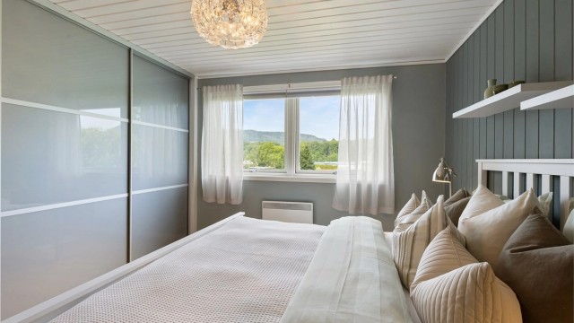 Rommet har god plass til dobbeltseng og øvrig møblement