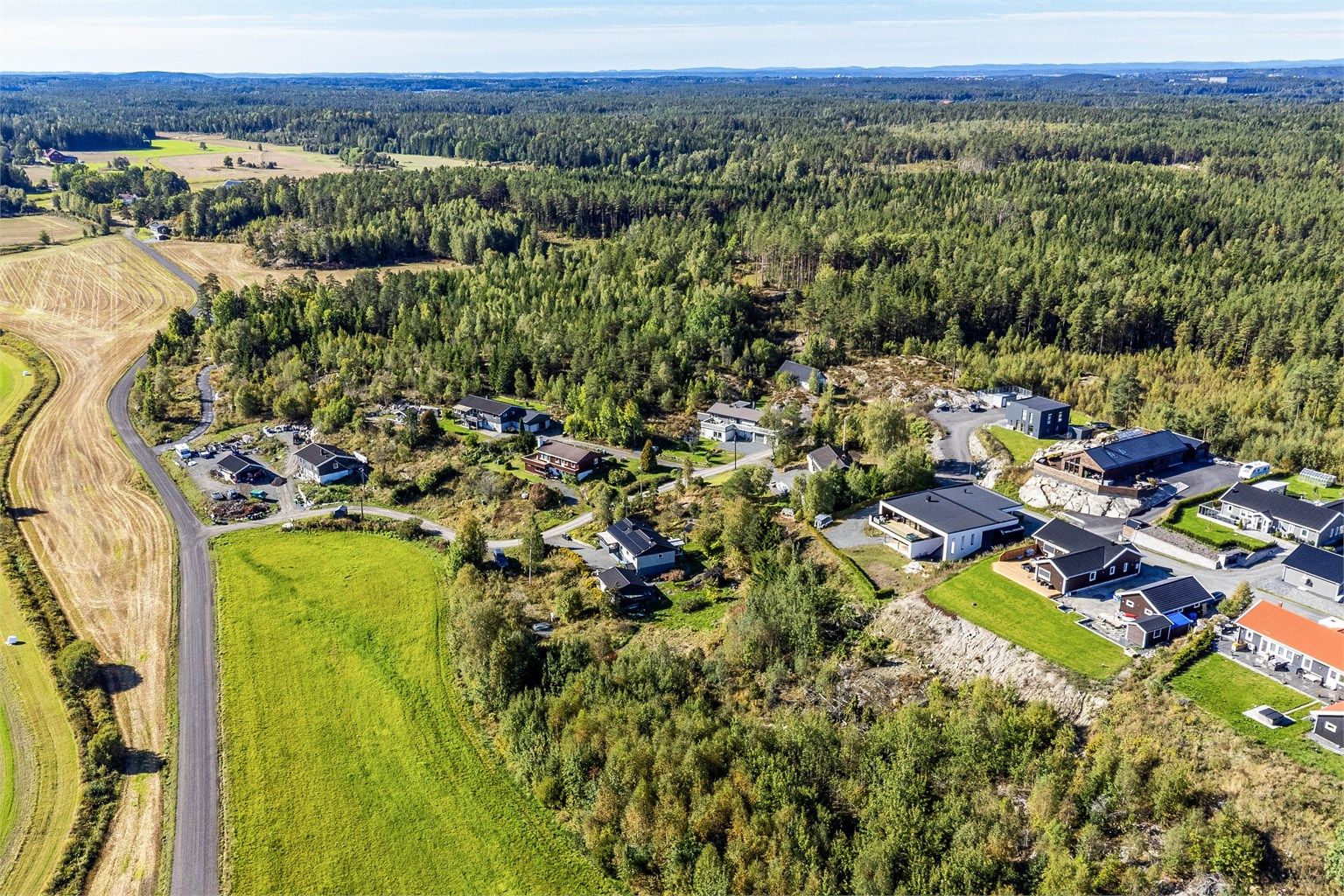 I Syverødåsen blir du en del av et nyetablert og ungt nabolag, knappe 10 min. unna Våk barnehage og barneskole ved Teksnes.