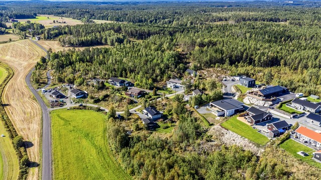 I Syverødåsen blir du en del av et nyetablert og ungt nabolag, knappe 10 min. unna Våk barnehage og barneskole ved Teksnes.