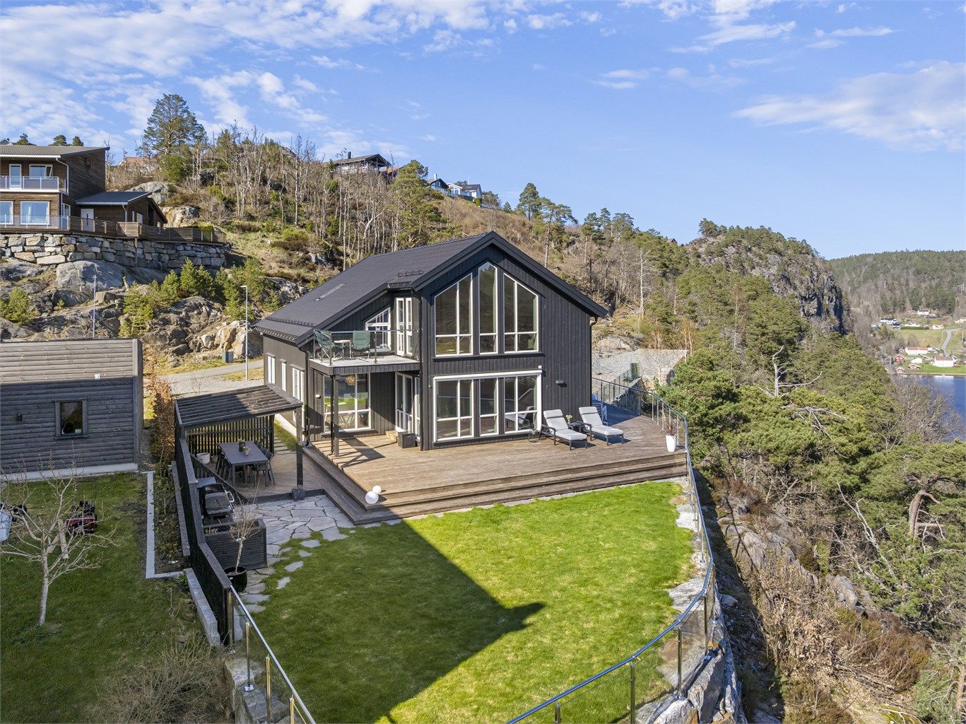 Oveland utemiljø har bidratt til en fin, opparbeidet uteplass med forskjellige soner.