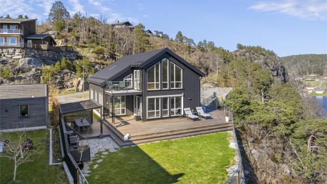 Oveland utemiljø har bidratt til en fin, opparbeidet uteplass med forskjellige soner.