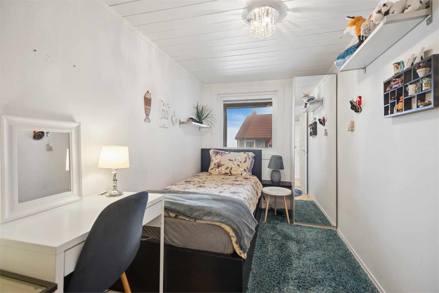 Det andre soverommet i denne etasjen passer fint til barnerom, gjesterom eller kontor.