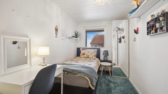 Det andre soverommet i denne etasjen passer fint til barnerom, gjesterom eller kontor.