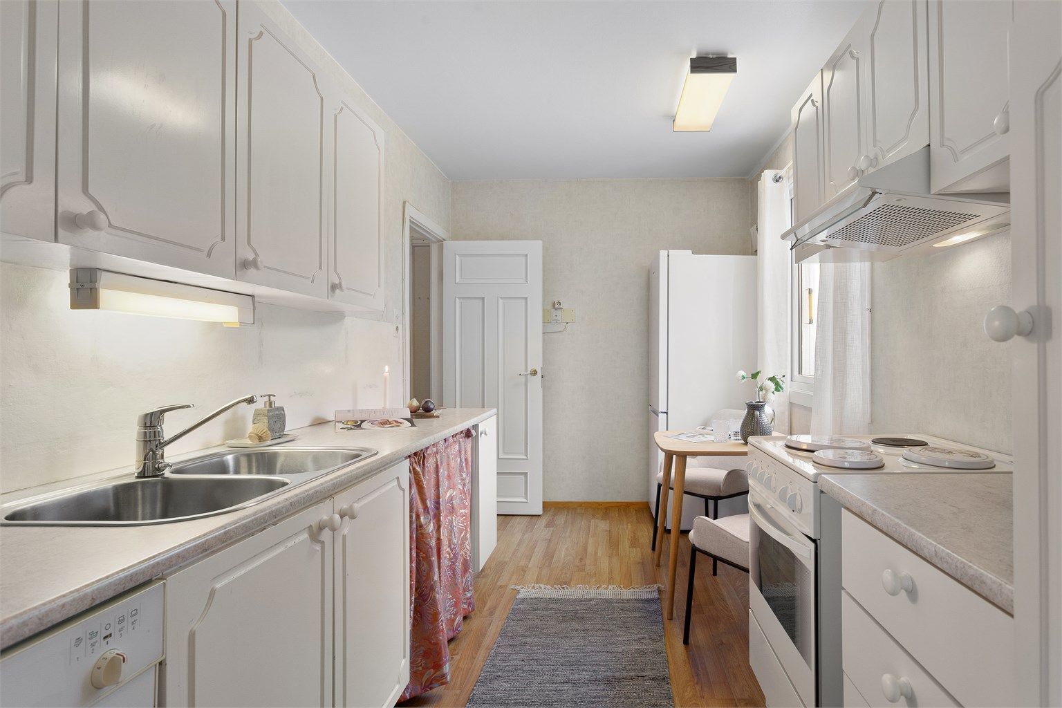 Nisje for oppvaskmaskin. Plass for frittstående kjøleskap og komfyr. 