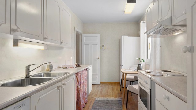 Nisje for oppvaskmaskin. Plass for frittstående kjøleskap og komfyr.