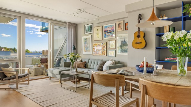 Her er det god plass til både sofa med tilhørende salongbord og tv-seksjon