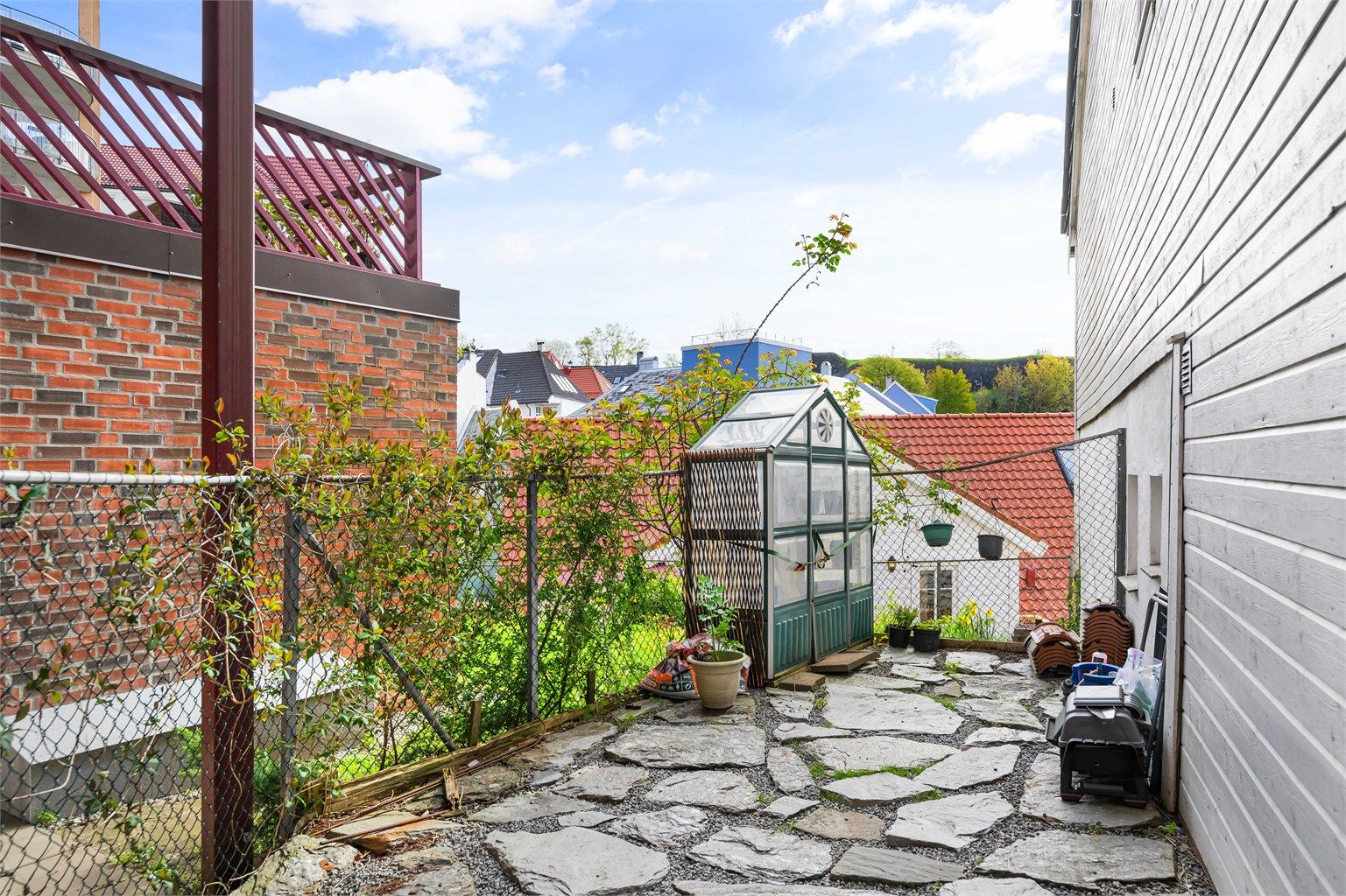 Eiendommen er opparbeidet med steinbelagte gangarealer og fine felles uteområder.