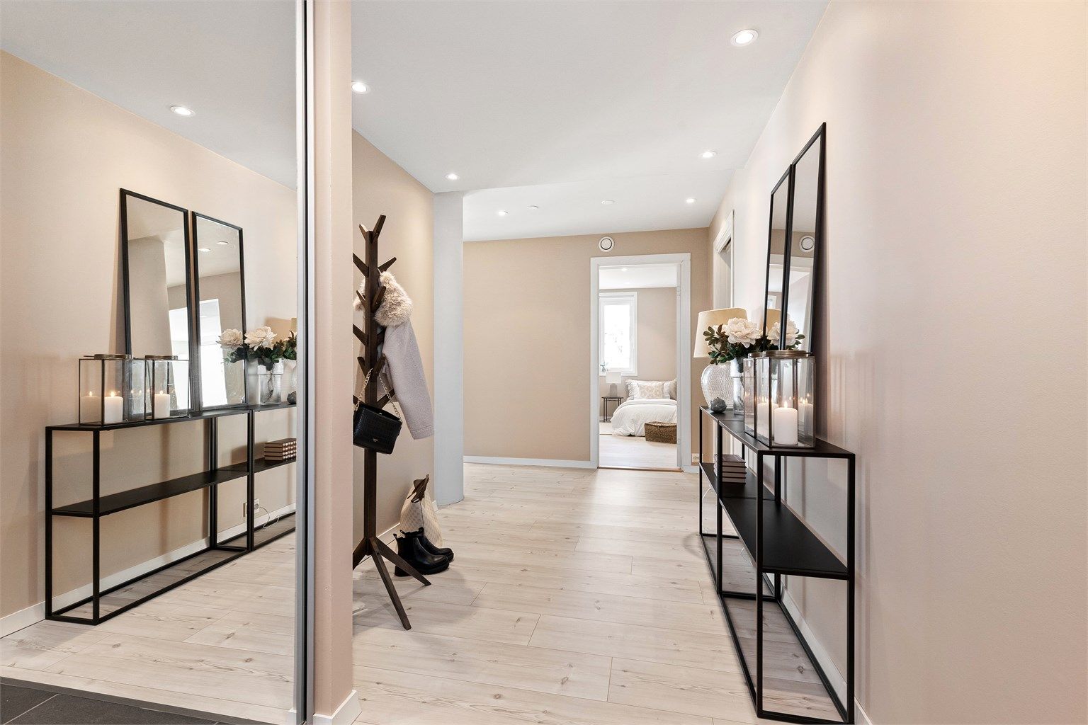 En romslig skyvedørsgarderobe i gangen gir rikelig med oppbevaringsplass