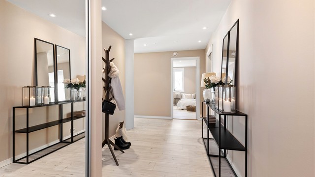 En romslig skyvedørsgarderobe i gangen gir rikelig med oppbevaringsplass