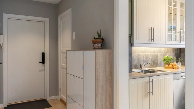 Entréen har malte flater i en nøytral fargepalett, et godt utgangspunkt for personlig innredning.