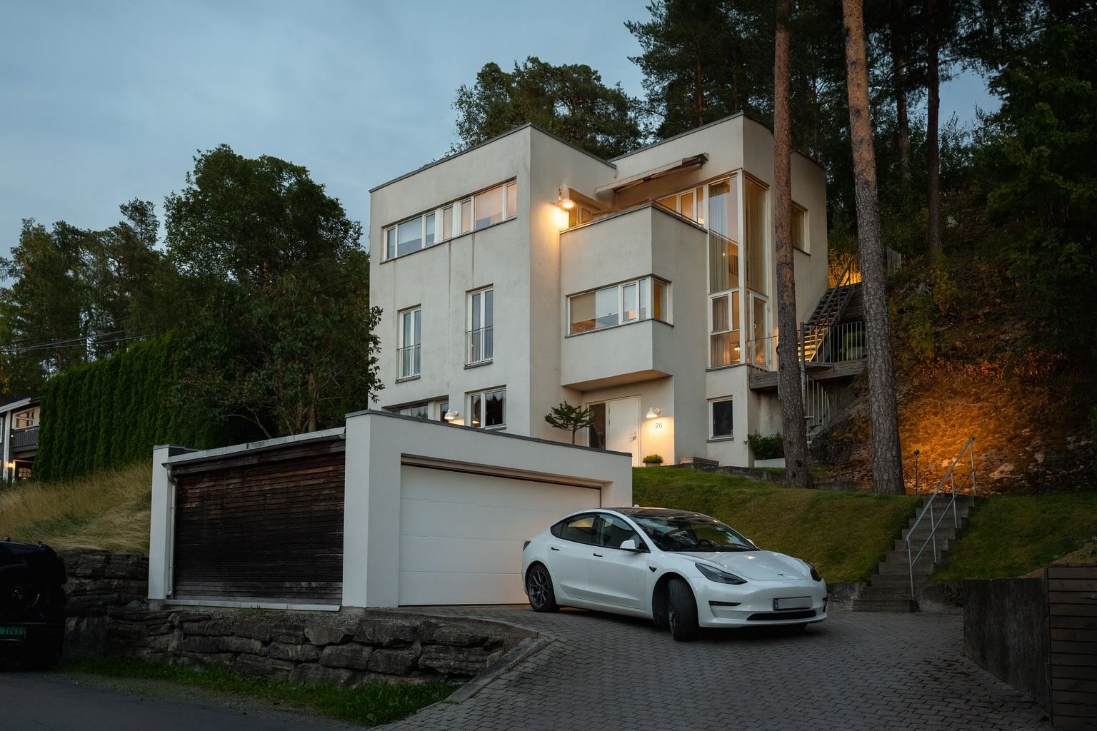 Velkommen til Sverrestien 26 – en arkitekttegnet funkisbolig med fantastisk utsikt og deilig kveldssol. Presenteres av Mats Lund ved Krogsveen Bekkestua