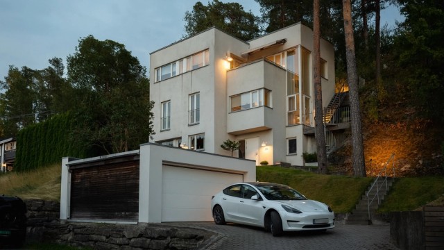 Velkommen til Sverrestien 26 – en arkitekttegnet funkisbolig med fantastisk utsikt og deilig kveldssol. Presenteres av Mats Lund ved Krogsveen Bekkestua