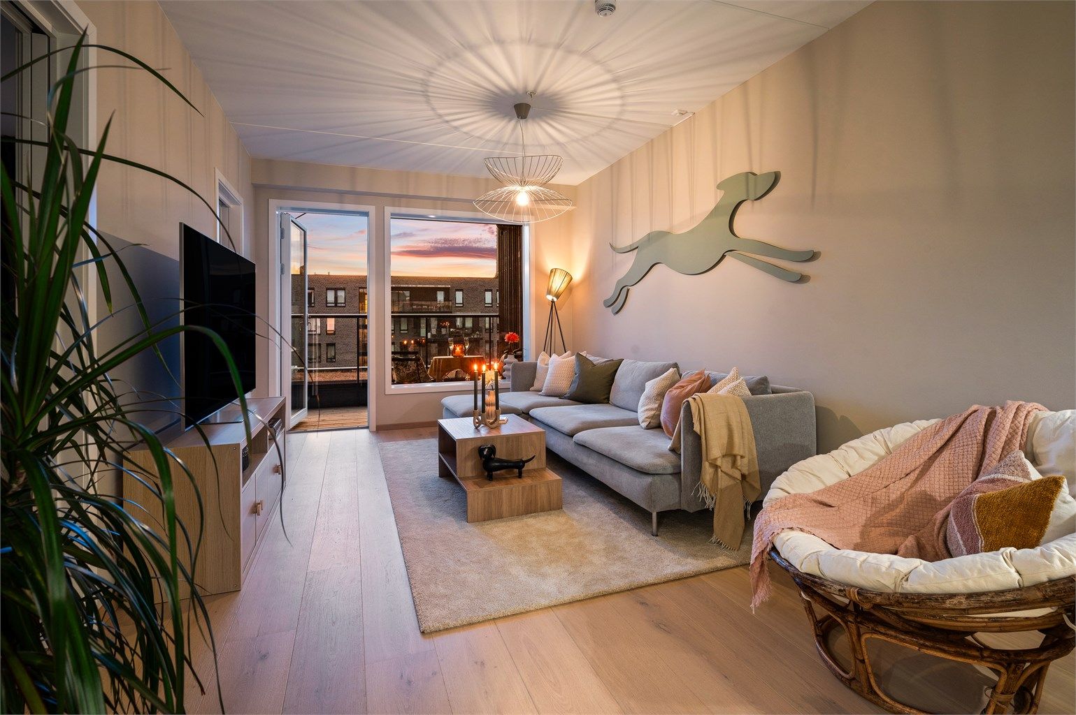 En moderne 5-roms (4r + 1r hybel) med meget gode kvaliteter, høy standard, solrik balkong og mulighet for garasjekjøp (kr. 600.000,- opsjon).