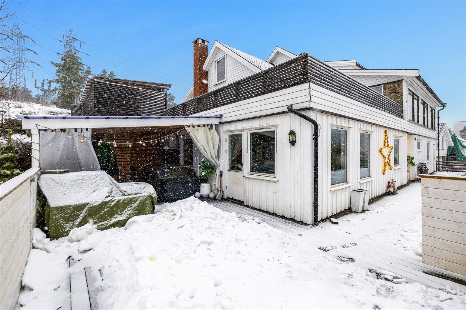 Stor terrasse med direkte adkomst fra stuen.