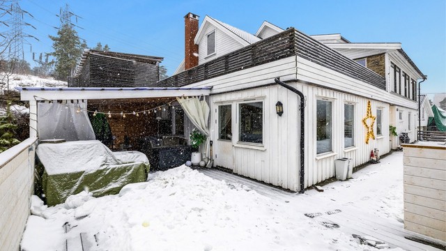 Stor terrasse med direkte adkomst fra stuen.