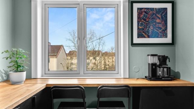 Masse skap- og benkeplass på kjøkkenet.