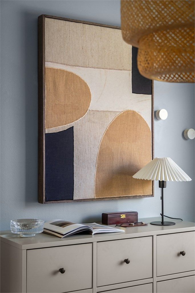 Rikelig med plass til oppbevaringsmøbel etter eget ønske, eller kanskje en kontorpult?