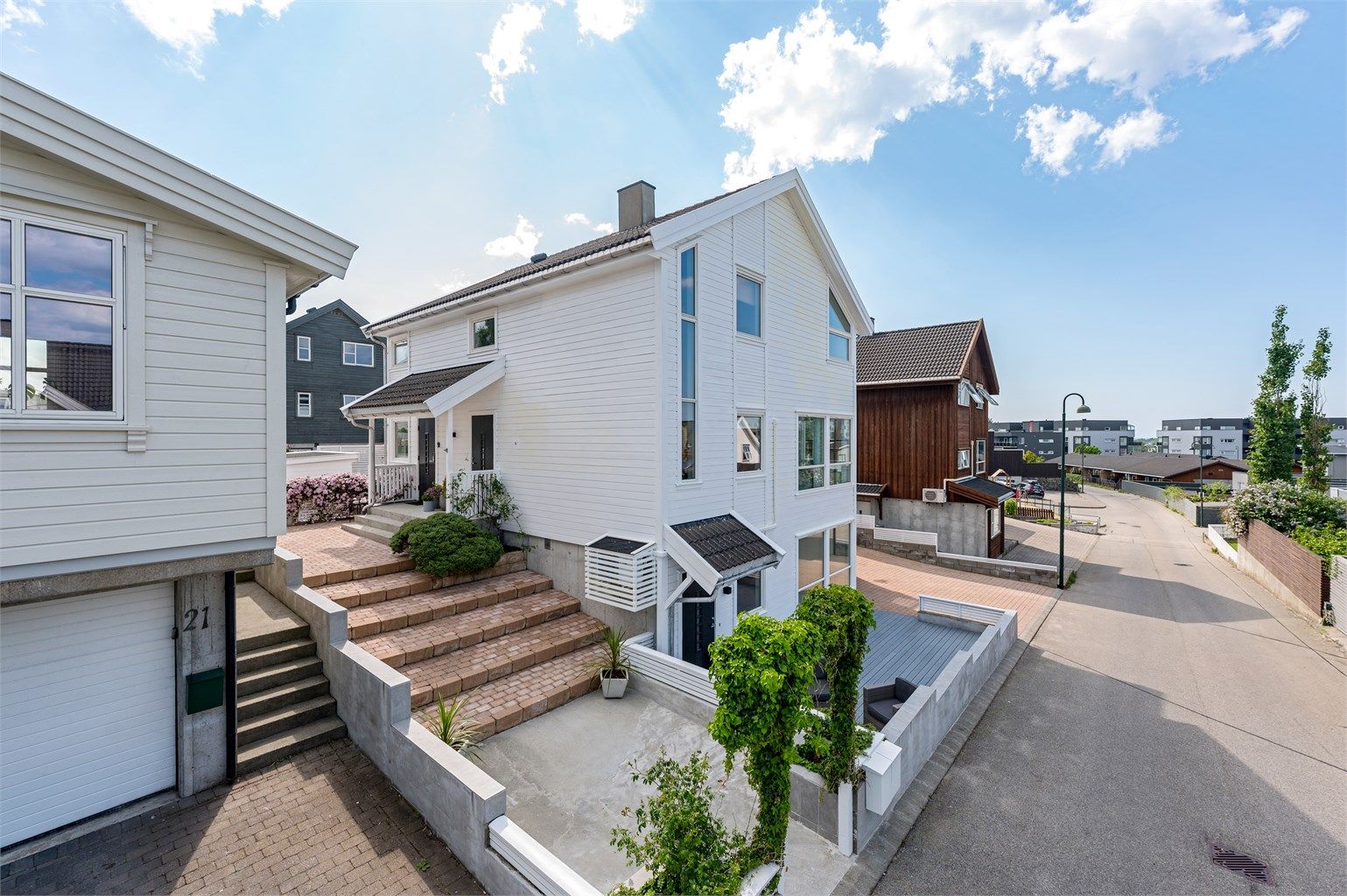 Super beliggenhet i et barnevennlig område – gangavstand til skoler, barnehager, butikker og fritidstilbud.