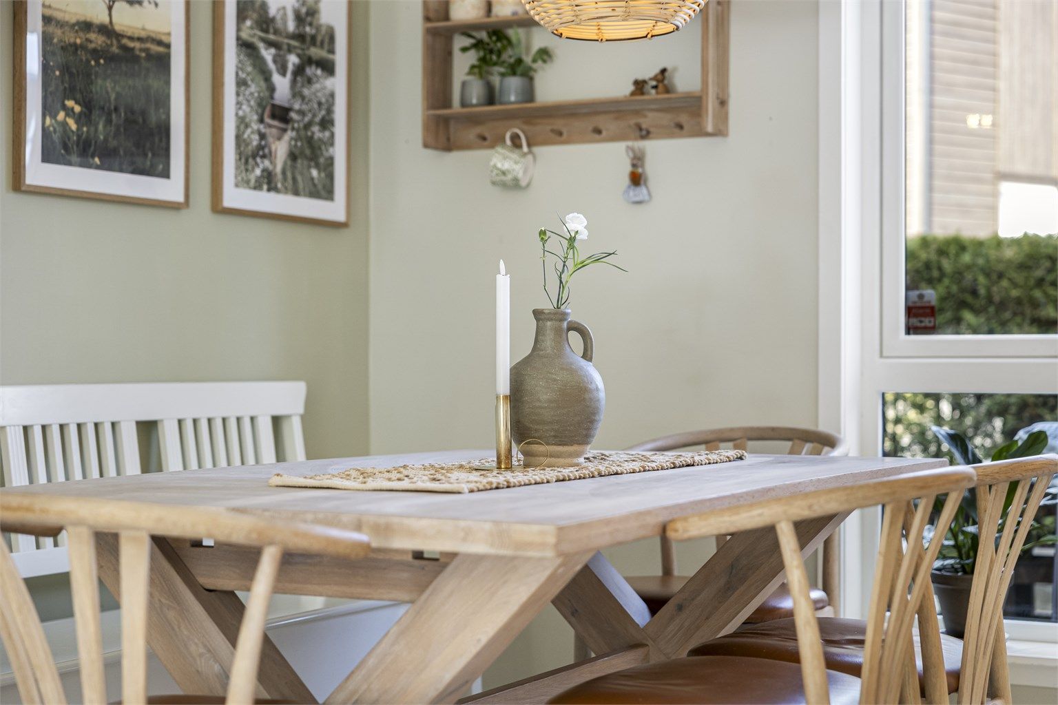 Spiseplassen er en naturlig samlingsplass i tilknytning til kjøkkenet.