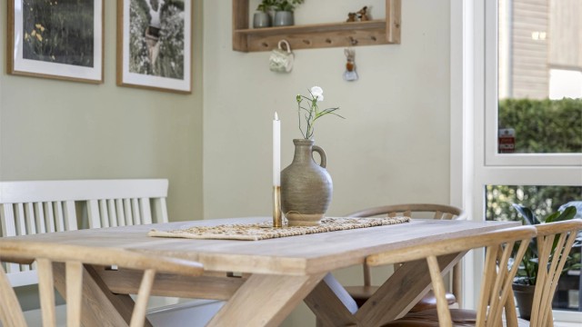 Spiseplassen er en naturlig samlingsplass i tilknytning til kjøkkenet.