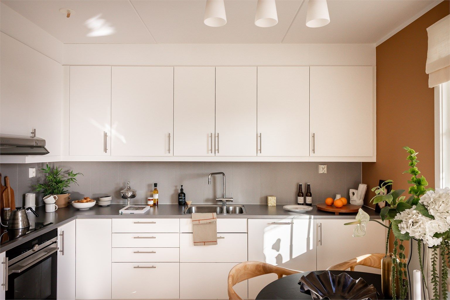 Kjøkkenet har glatte fronter, benkeplate av laminat og integrerte hvitevarer.