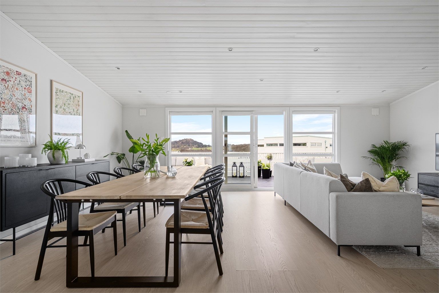 Boligen har gjennomgående lyse og fine farger, fint laminat på de fleste gulv og fremstår moderne og flott. 