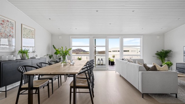 Boligen har gjennomgående lyse og fine farger, fint laminat på de fleste gulv og fremstår moderne og flott.