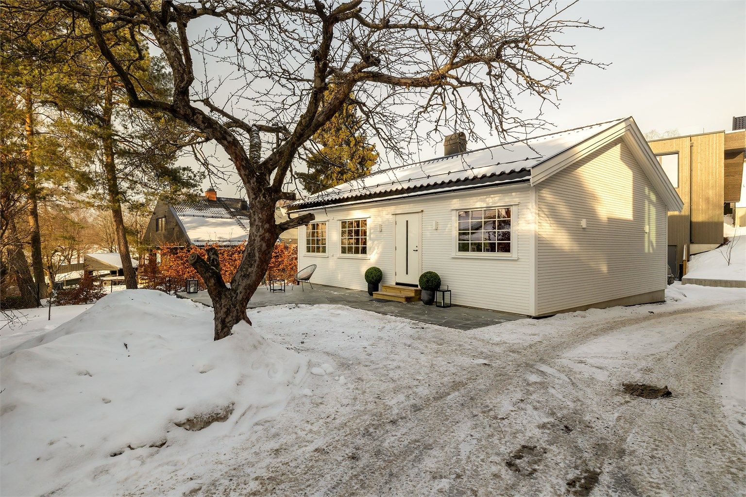 Det er bl.a. lagt nytt yttertak og ny panel, samt at det er nye vinduer og ytterdøre 