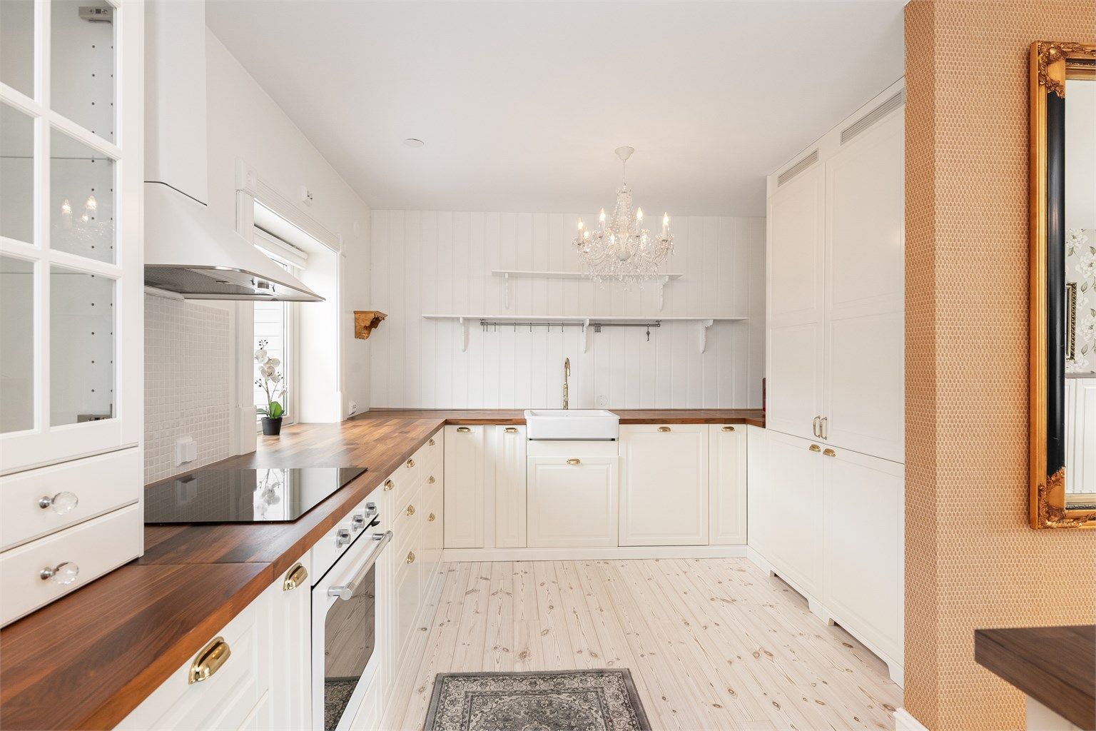 Kjøkkeninnredning fra 2020 med profilerte fronter og benkeplate av laminat 
