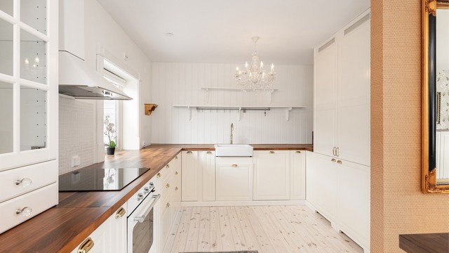 Kjøkkeninnredning fra 2020 med profilerte fronter og benkeplate av laminat