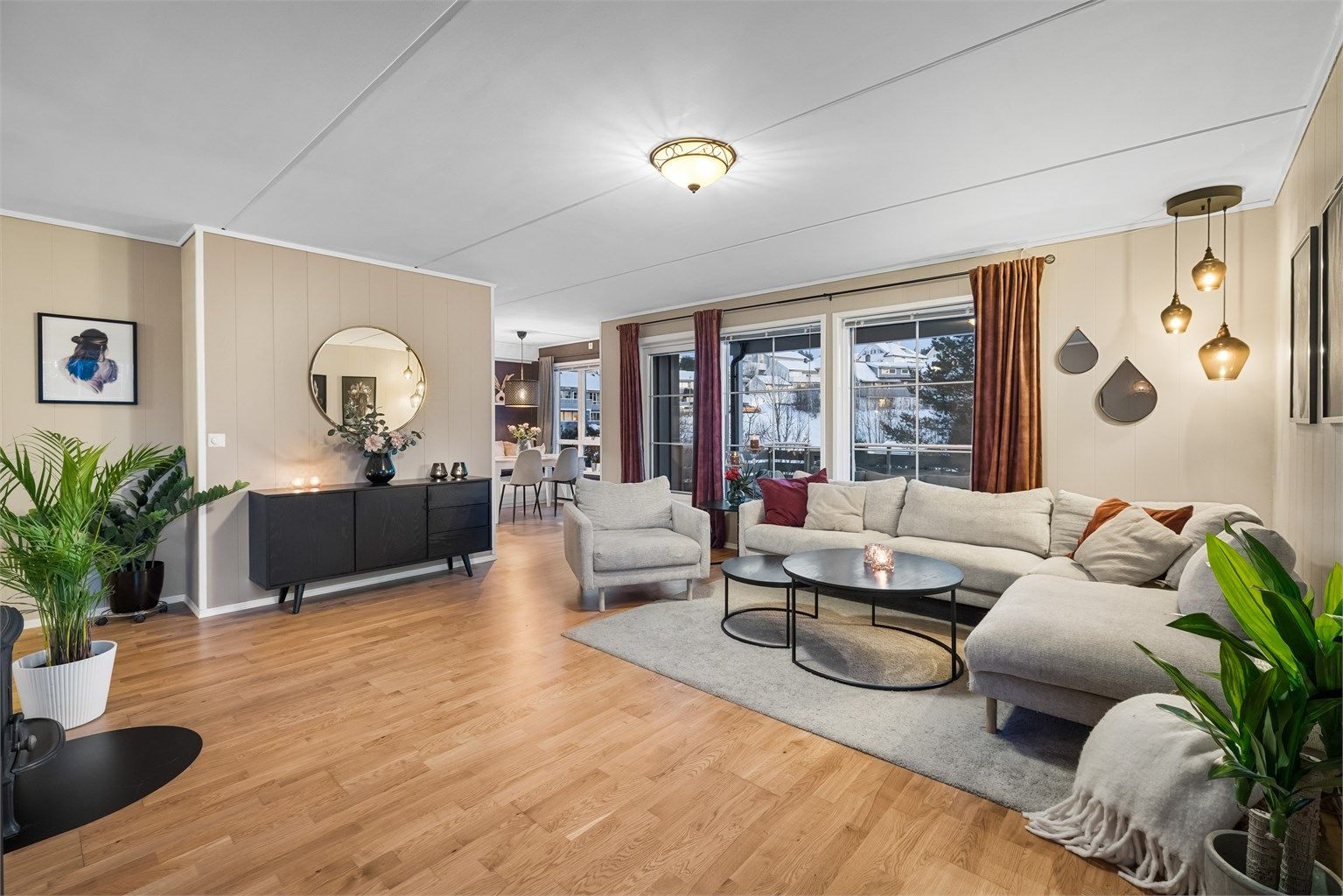 Stuen er leilighetens sentrale samlingspunkt, med god plass til en romslig sofagruppe.