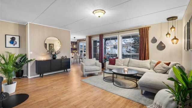 Stuen er leilighetens sentrale samlingspunkt, med god plass til en romslig sofagruppe.