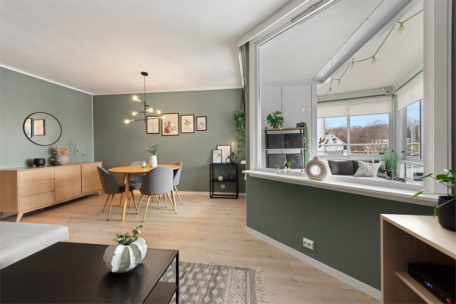 Lys og trivelig stue med god plass til både spisestue og sofagruppe.