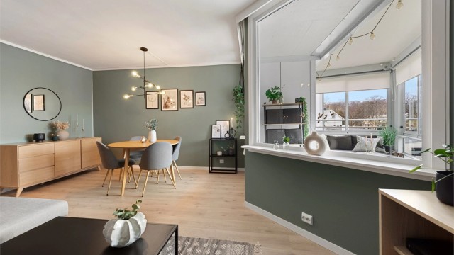 Lys og trivelig stue med god plass til både spisestue og sofagruppe.