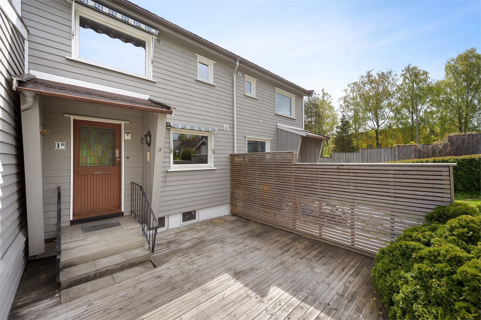 Romslig markterrasse på 21 m² ved inngangspartiet med gode solforhold.