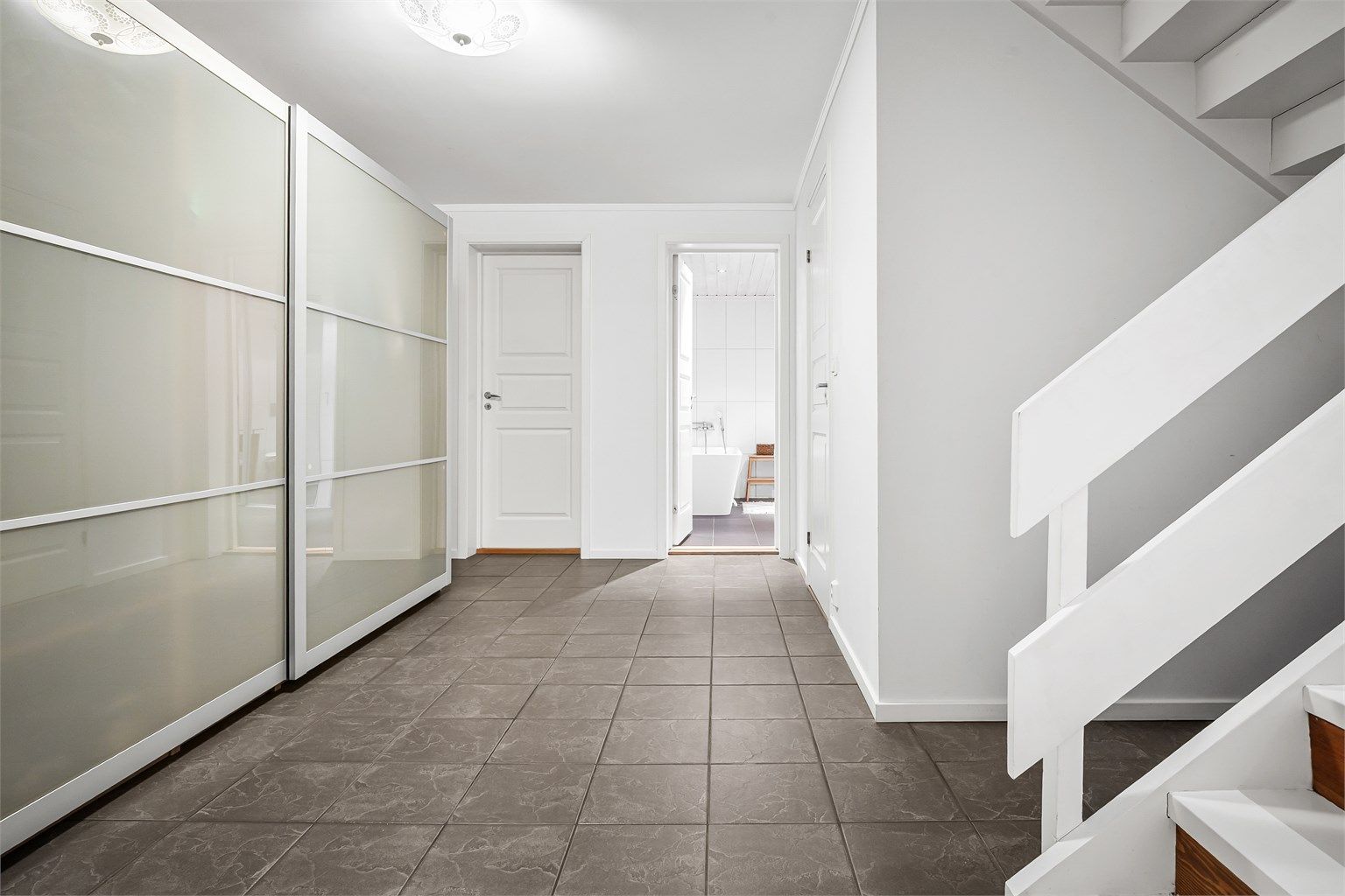 Skyvedørsgarderobe gang i kjeller