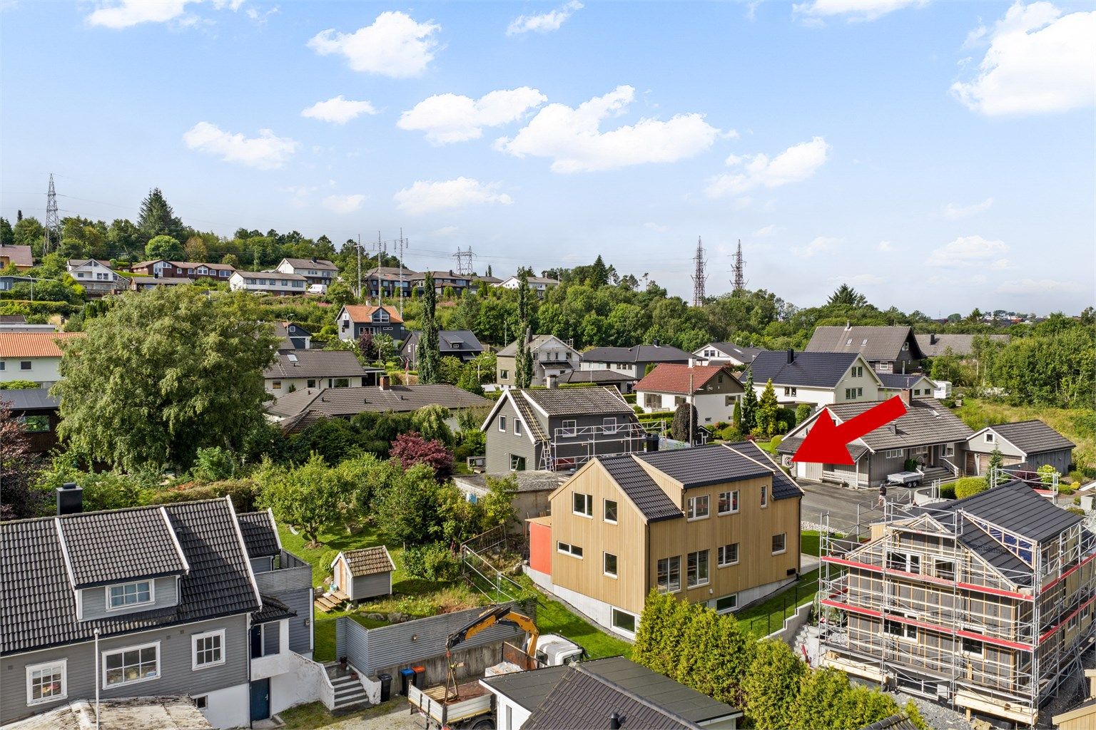 Velkommen til Kapellanveien 23, en lekker nyoppført enebolig med hele 4 soverom, 2 bad, 3 stuer, eget vaskerom og mye mer. 
Boligen har en solrik tomt og Tom Christer Hovde v/ Krogsveen Sandnes ønsker velkommen til visning.