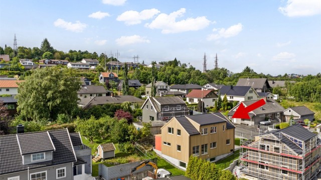 Velkommen til Kapellanveien 23, en lekker nyoppført enebolig med hele 4 soverom, 2 bad, 3 stuer, eget vaskerom og mye mer.
Boligen har en solrik tomt og Tom Christer Hovde v/ Krogsveen Sandnes ønsker velkommen til visning.