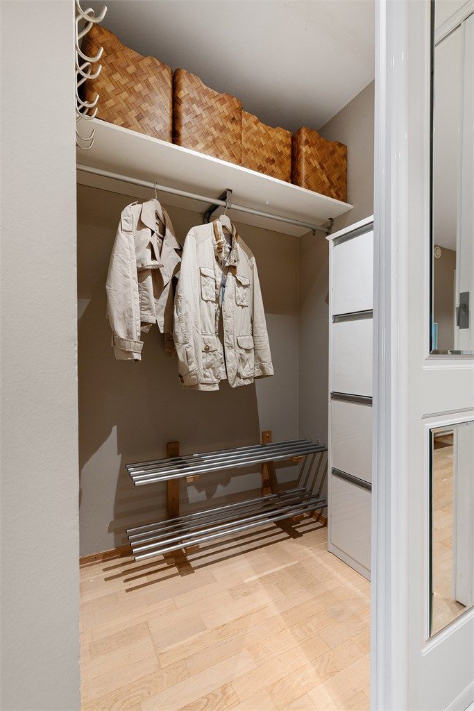 Praktisk walk-in-garderobe i tilknytning til entreen.