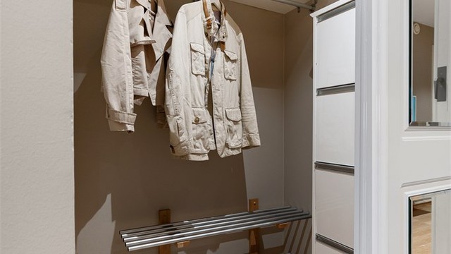 Praktisk walk-in-garderobe i tilknytning til entreen.