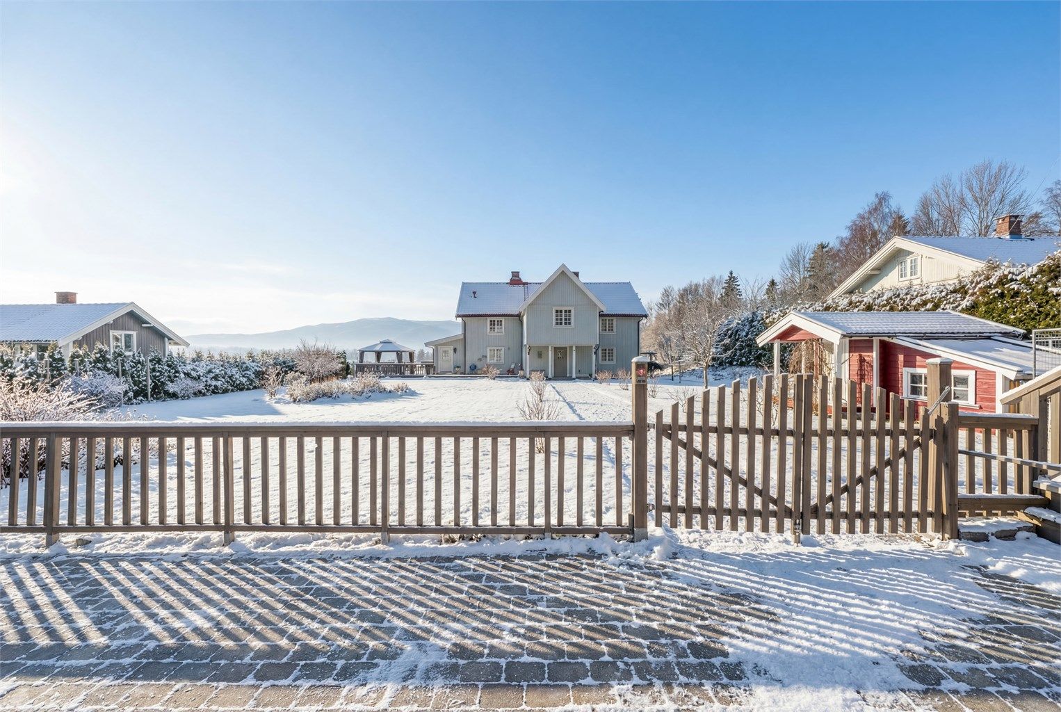 Eiendom med stor hage og god plass. (Illustrasjonsbilde)