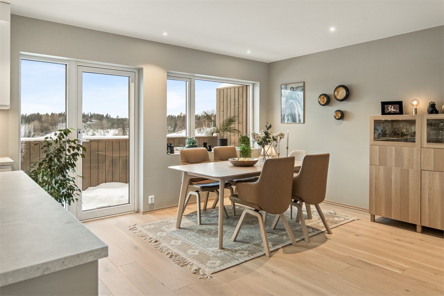 Ønsker man mer sol, kan man nyte kveldssolen på terrassen mot vest.