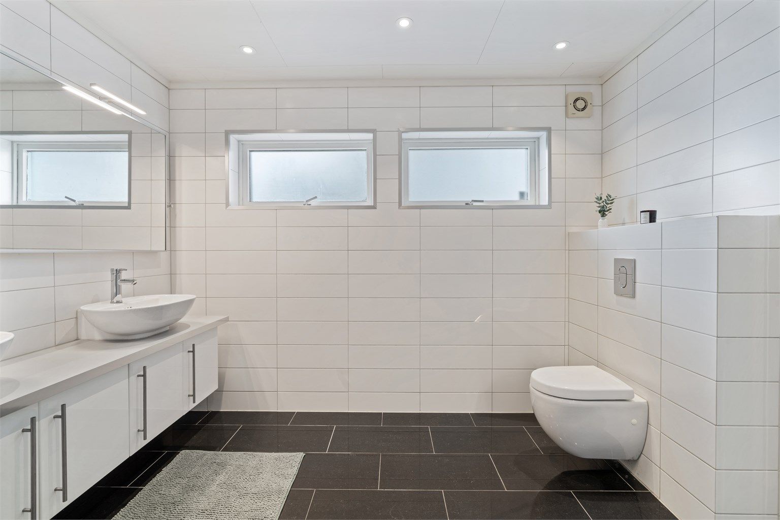 Badet i første etasje ble oppgradert i 2009, med fliser og gulvvarme.