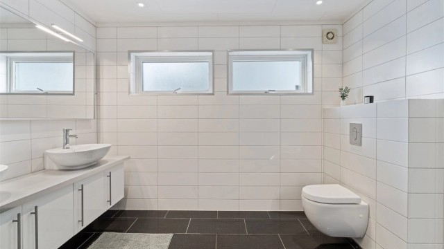 Badet i første etasje ble oppgradert i 2009, med fliser og gulvvarme.